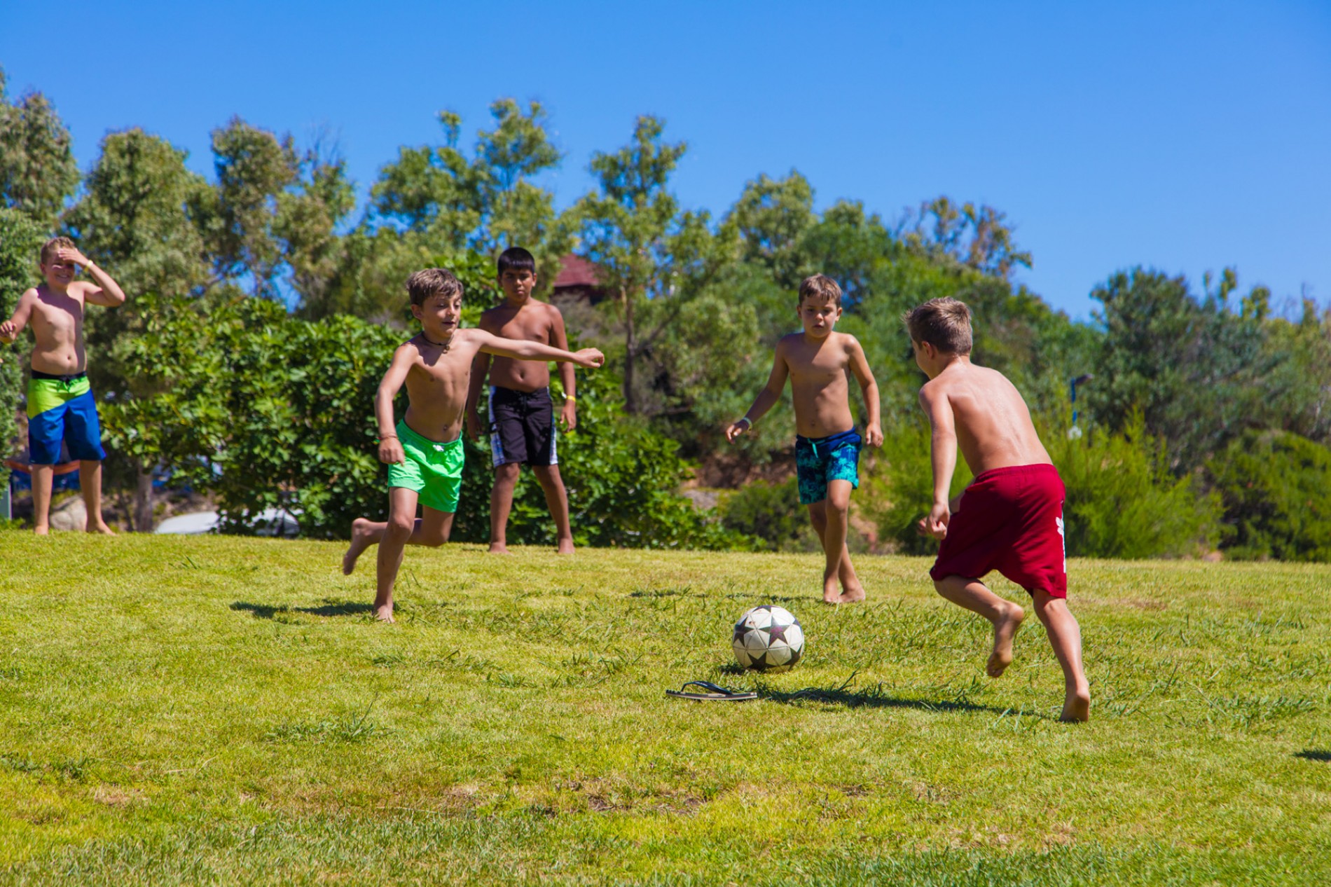 bambini-che-giocano-a-calcio-vacanza-in-sardegna