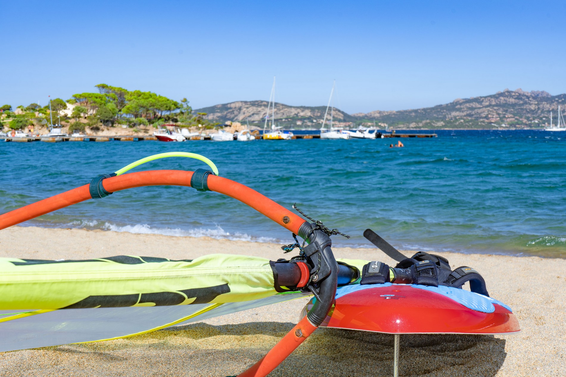 fare-windsurf-in-costa-smeralda-centro-vacanze-isuledda