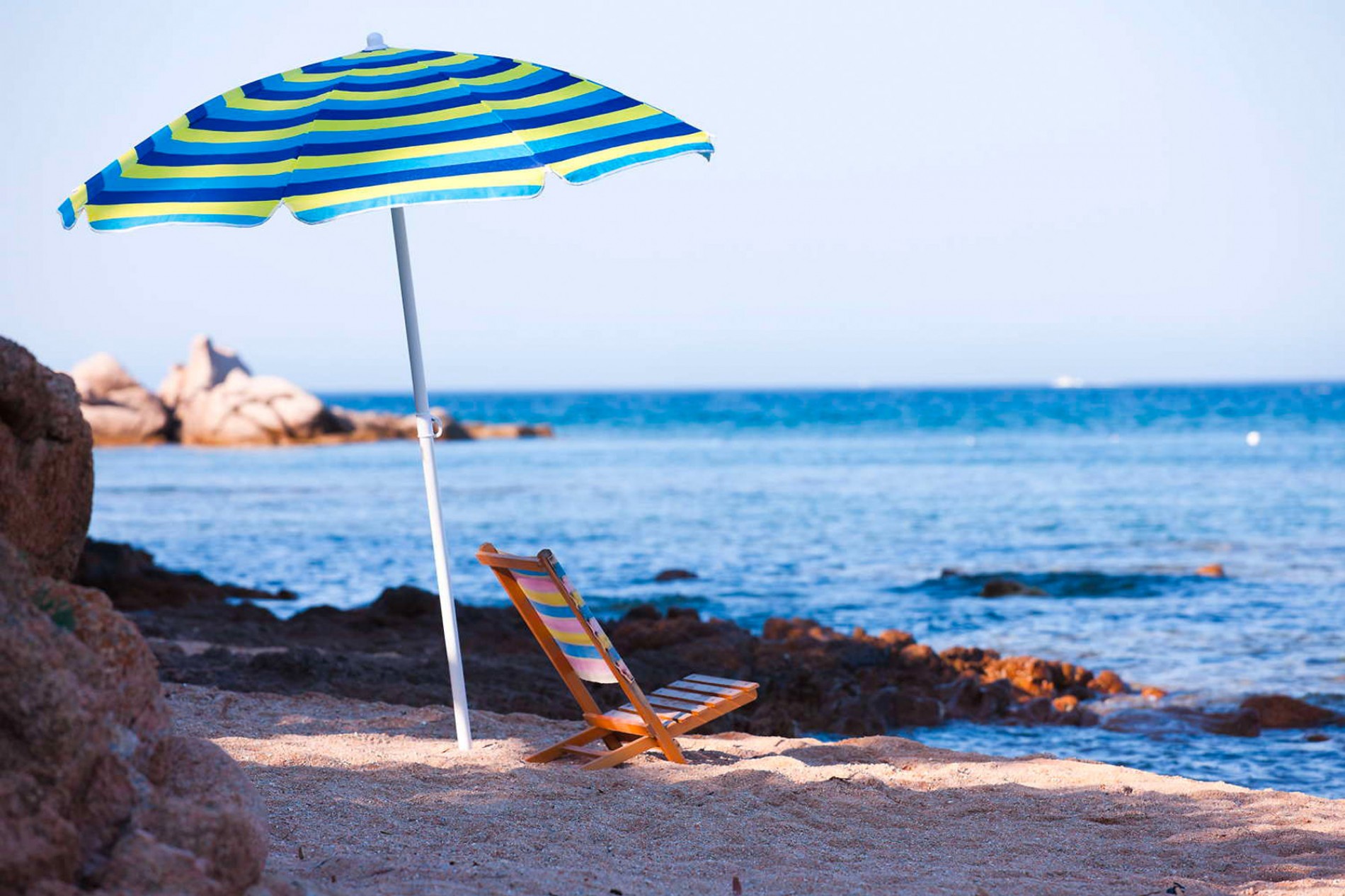 sedia-e-ombrellone-spiaggia-costa-smeralda